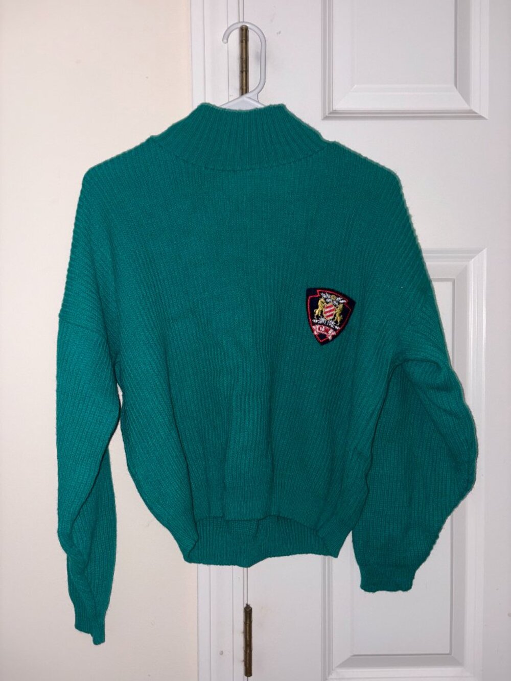 Cool Wear solid green knit sweater, juniors size.